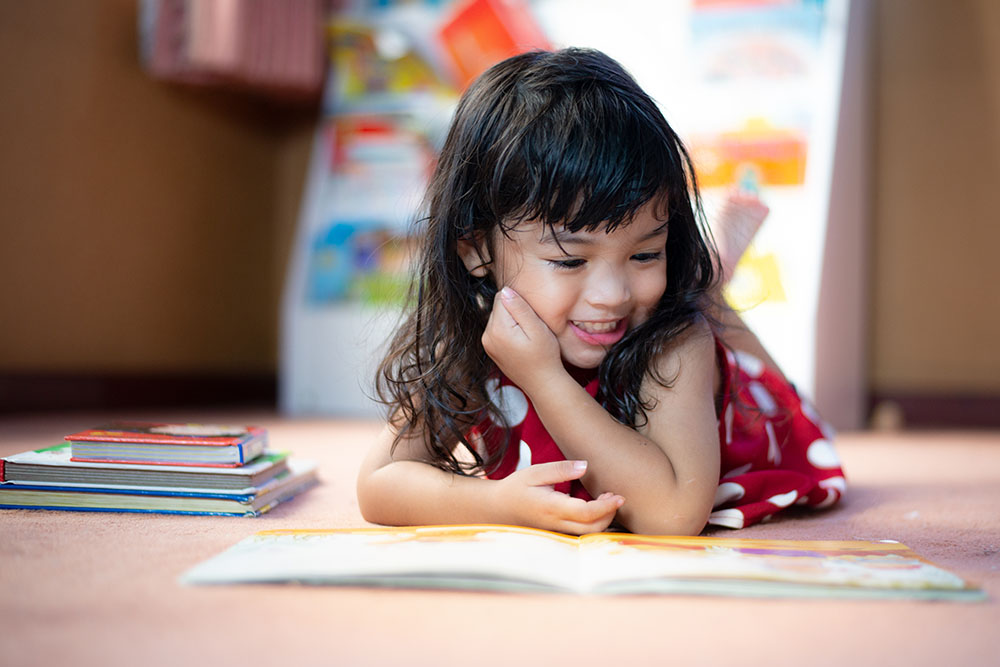 Membacakan cerita dongeng dapat meningkatkan minat baca si Kecil.